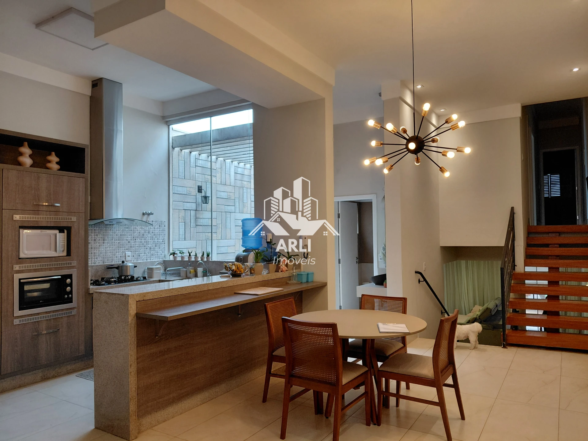 CASA ASSOBRADADA À VENDA – EXCELENTE LOCALIZAÇÃO NA ZONA SUL DE MARÍLIA - 