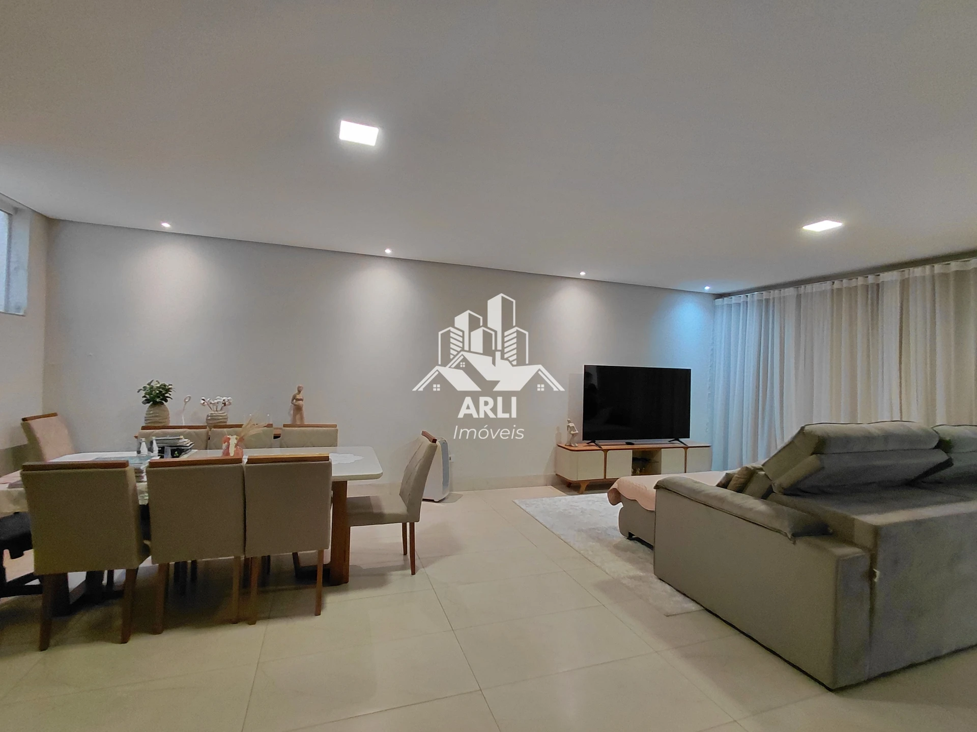 CASA ASSOBRADADA À VENDA – EXCELENTE LOCALIZAÇÃO NA ZONA SUL DE MARÍLIA