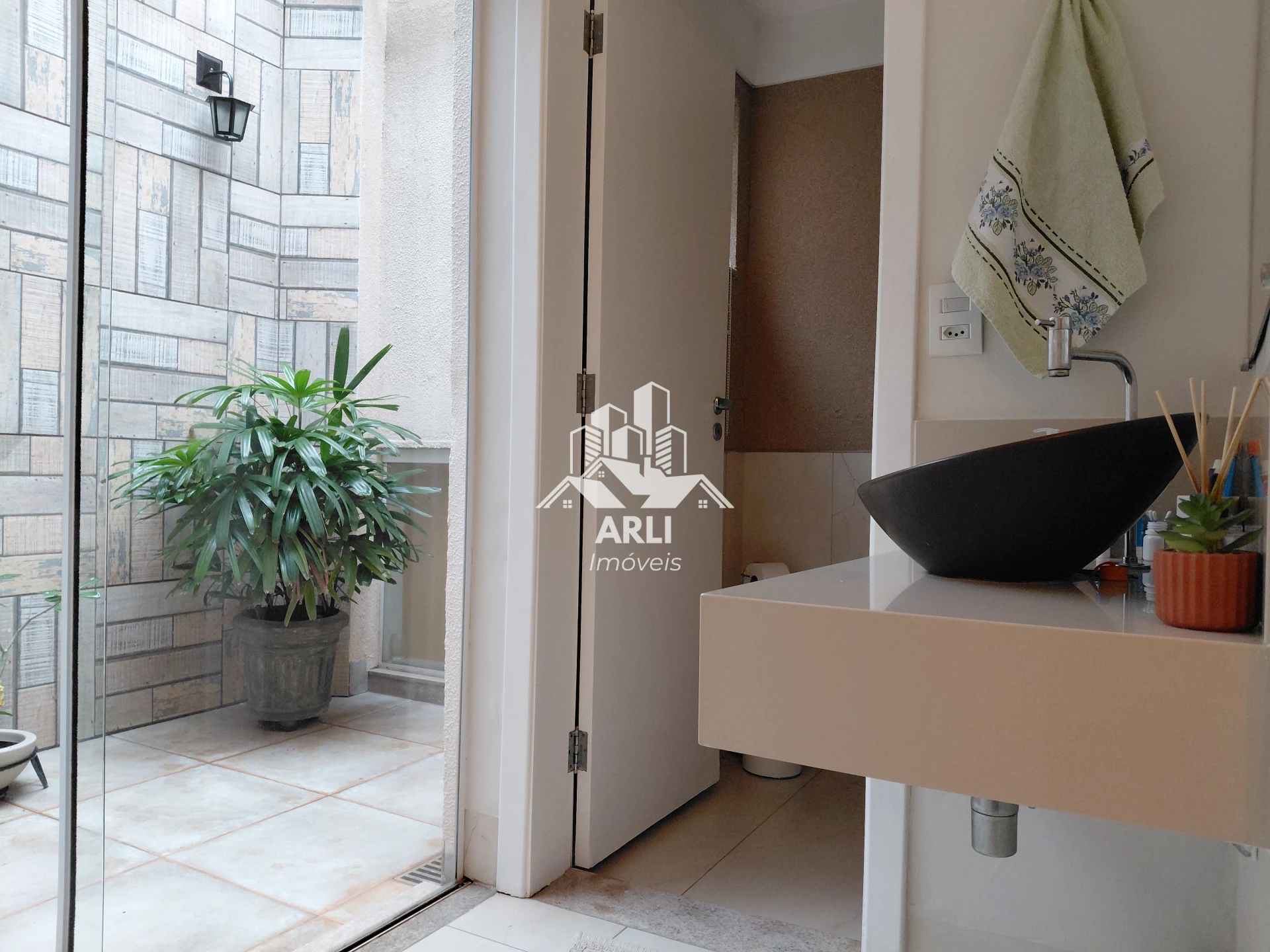 CASA ASSOBRADADA À VENDA – EXCELENTE LOCALIZAÇÃO NA ZONA SUL DE MARÍLIA - 