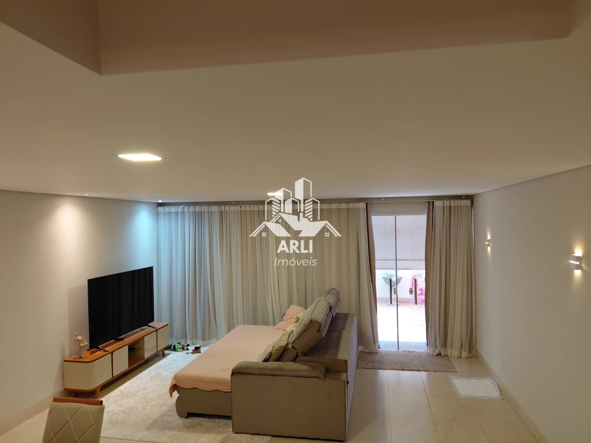 CASA ASSOBRADADA À VENDA – EXCELENTE LOCALIZAÇÃO NA ZONA SUL DE MARÍLIA - 