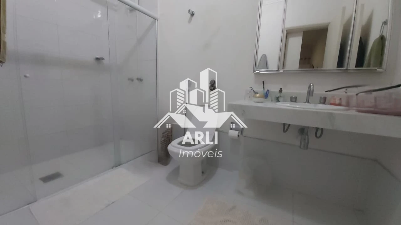 CASA À VENDA – BAIRRO MARIA IZABEL – MARÍLIA/SP  Excelente imóvel localizado em região privilegiada, atrás do Shopping Esmeralda, com fácil acesso e ótima infraestrutura ao redor. - 