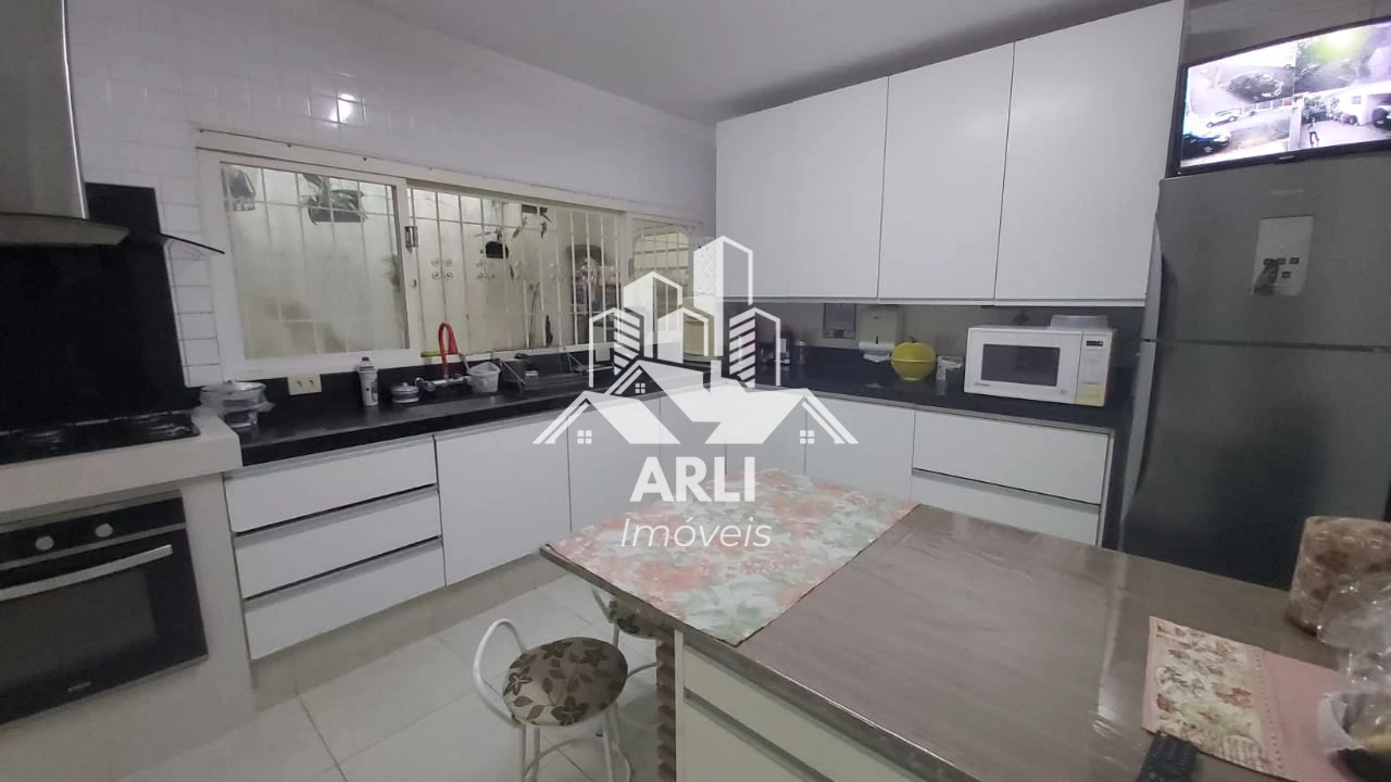 CASA À VENDA – BAIRRO MARIA IZABEL – MARÍLIA/SP  Excelente imóvel localizado em região privilegiada, atrás do Shopping Esmeralda, com fácil acesso e ótima infraestrutura ao redor.