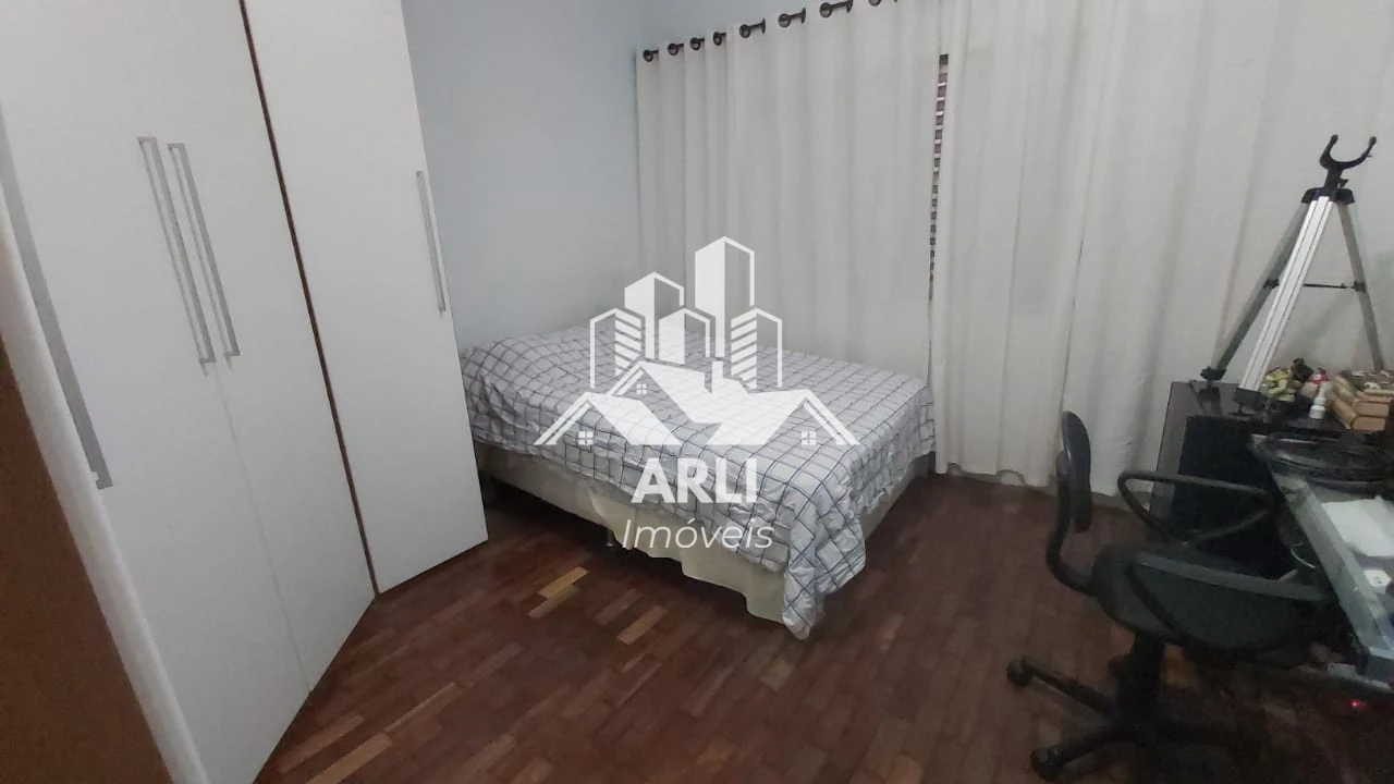 CASA À VENDA – BAIRRO MARIA IZABEL – MARÍLIA/SP  Excelente imóvel localizado em região privilegiada, atrás do Shopping Esmeralda, com fácil acesso e ótima infraestrutura ao redor. - 