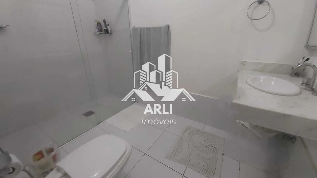 CASA À VENDA – BAIRRO MARIA IZABEL – MARÍLIA/SP  Excelente imóvel localizado em região privilegiada, atrás do Shopping Esmeralda, com fácil acesso e ótima infraestrutura ao redor. - 