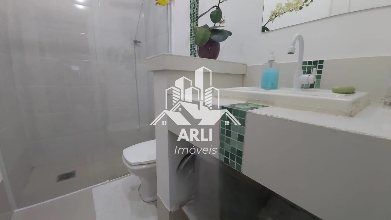 CASA À VENDA – BAIRRO MARIA IZABEL – MARÍLIA/SP  Excelente imóvel localizado em região privilegiada, atrás do Shopping Esmeralda, com fácil acesso e ótima infraestrutura ao redor. - 