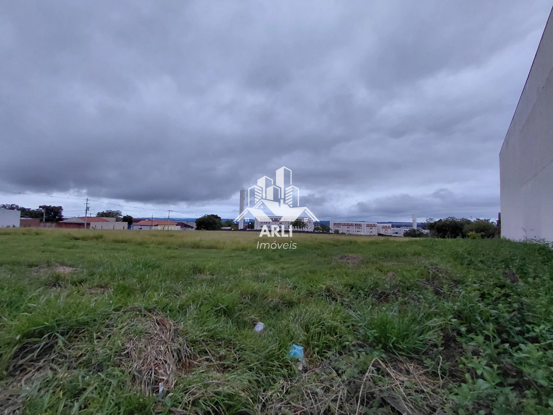 OPORTUNIDADE ÚNICA PARA INVESTIDORES! Área de 21.000m² em região de grande expansão e valorização, localização estratégica e alto potencial para empreendimentos residenciais, comerciais ou industriais! - 
