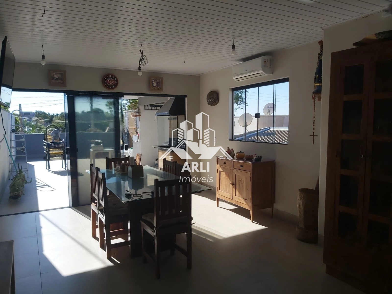 " OPORTUNIDADE NO JD. SANTA ANTONIETA!"Casa moderna, bem localizada e pronta para você morar!