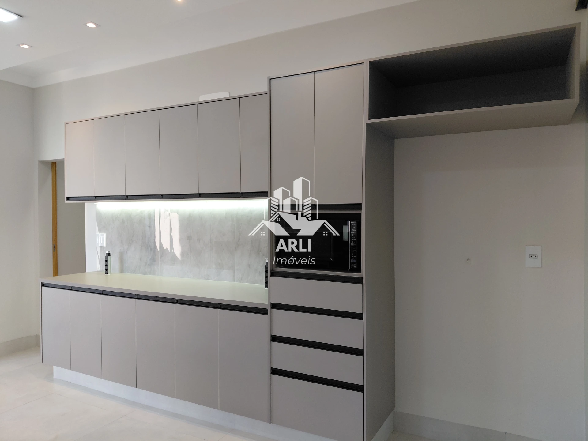 CASA À VENDA ! CONDOMINIO VERANA COM TRÊS SUITES !!! - 