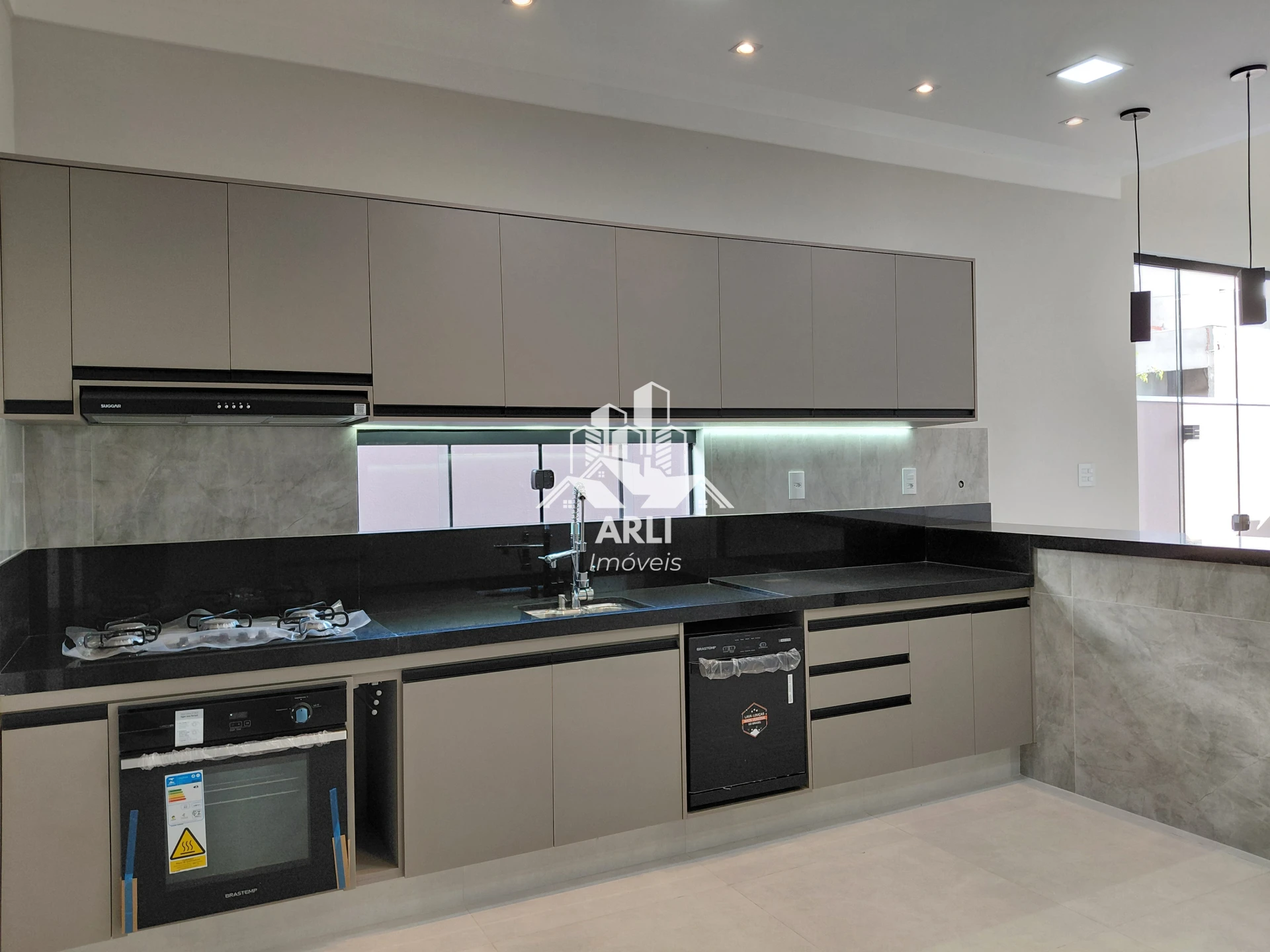 CASA À VENDA ! CONDOMINIO VERANA COM TRÊS SUITES !!! - 