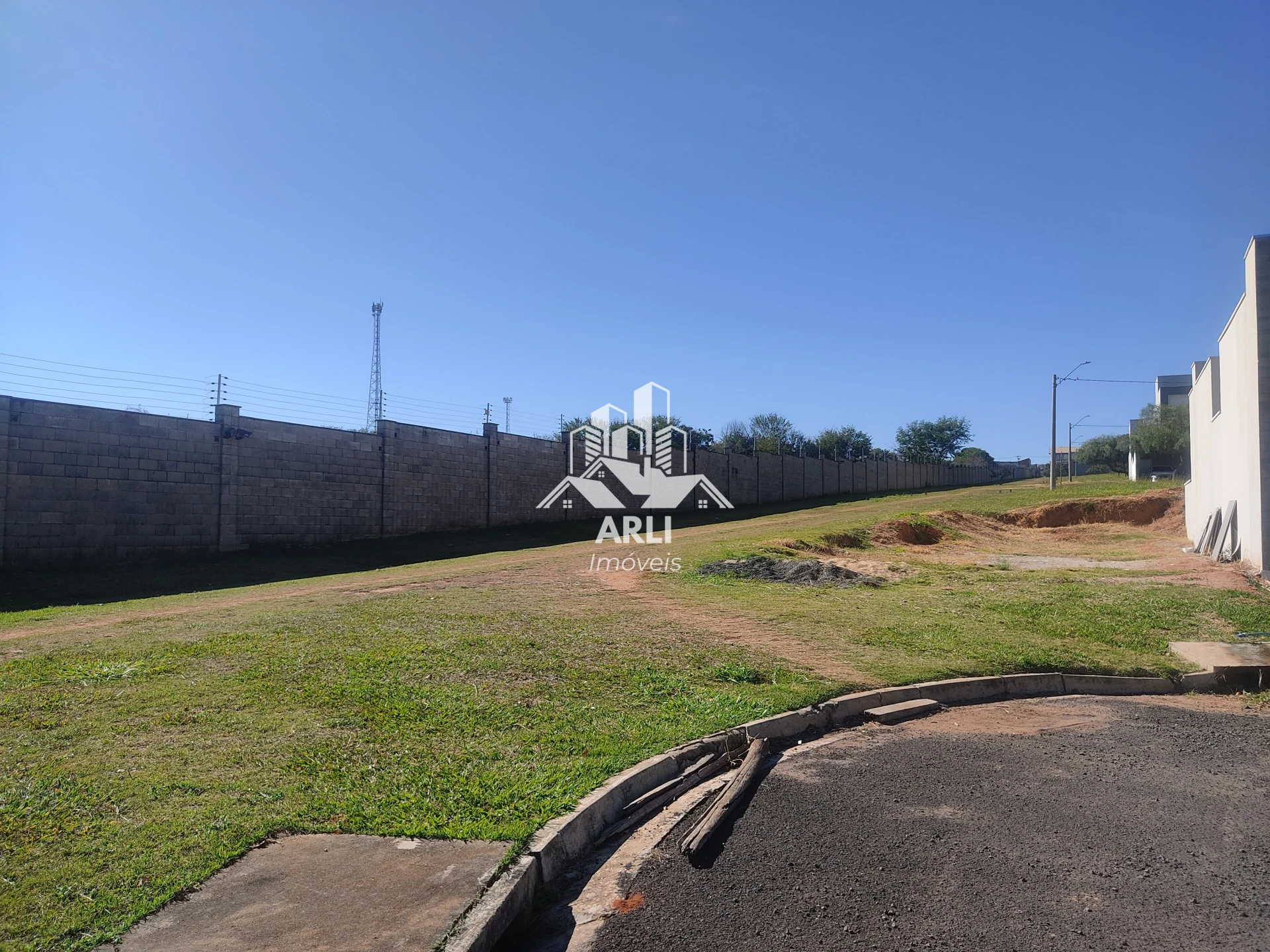 TERRENO GRANDE À VENDA ,CONDOMINIO VERANA !!! - 
